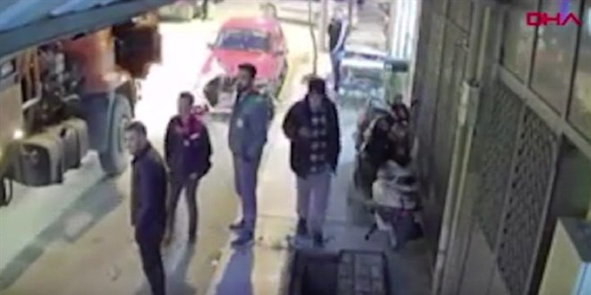 Telefona daldı, açık rögara düştü