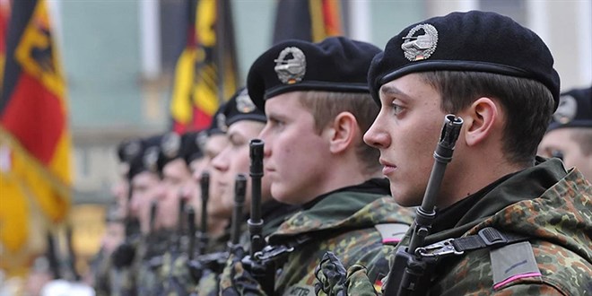 Alman ordusu afilerinde Trke ifadeler de kullanarak personel aryor