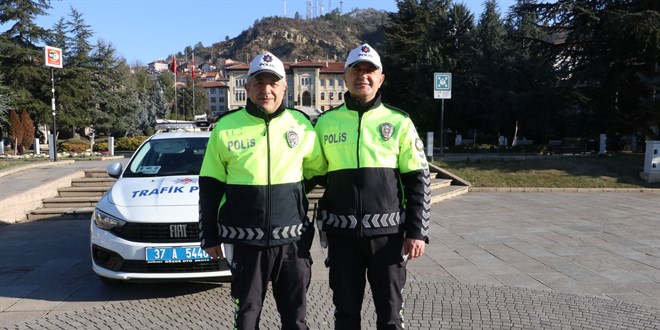 Bankada kalbi duran kişiyi trafik polisleri hayata döndürdü