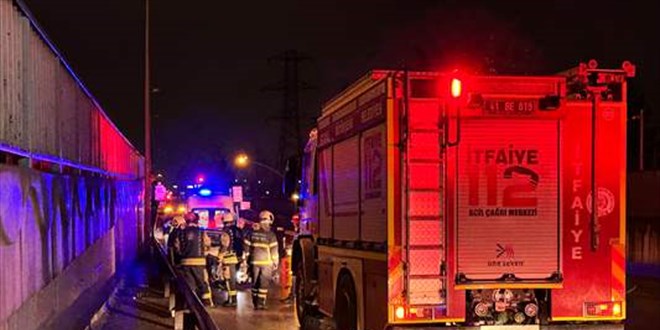 Kocaeli'de bariyerlere çarpan otomobildeki 2 kişi öldü, 1 kişi yaralandı