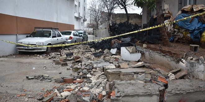 Duvar yıkıldı, küçük kardeşler altında kaldı: 1 ölü 1 yaralı
