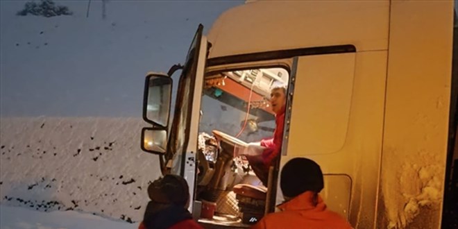 Kar nedeniyle Bingl-Diyarbakr kara yolunda mahsur kalanlara kumanya ulatrld