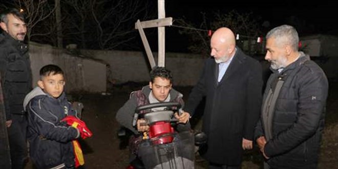 Kayseri'de serebral palsili gencin akülü araç isteğini belediye başkanı yerine getirdi