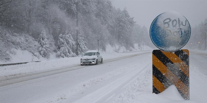 Bolu Dağı'nda kar yağışı etkili oluyor