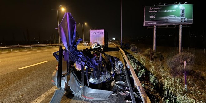 Polis aracı tıra çarptı, 1 ölü 2 yaralı