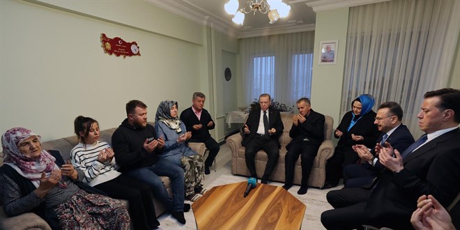 Cumhurbakan Erdoan ehit ailesini ziyaret etti