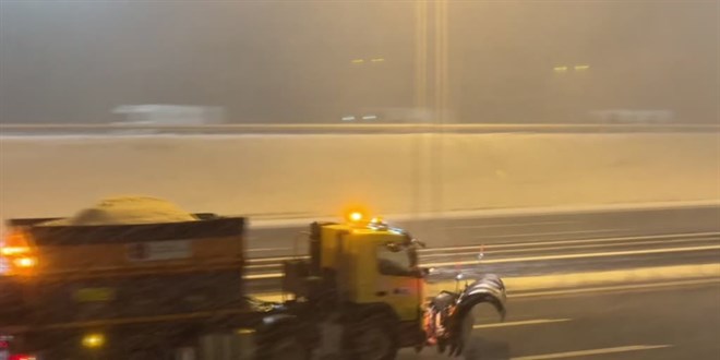 Kuzey Marmara Otoyolu'nda kar yağışı etkili oluyor
