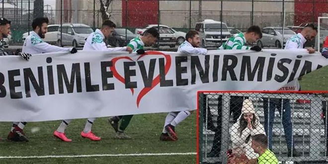 Hakem, yönettiği futbol maçında sevgilisine evlilik teklifi etti