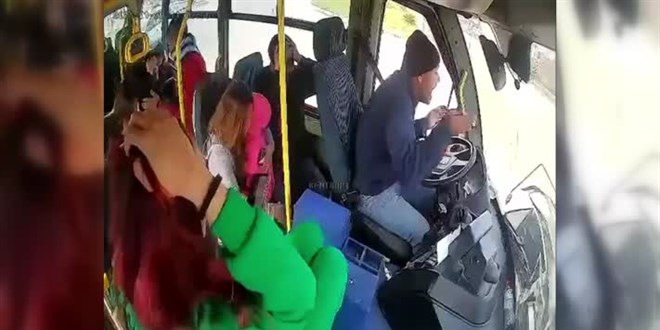 Adana'da 9 kişinin yaralandığı trafik kazası araç kamerasında