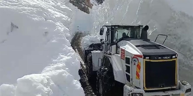 Yüksekova'da kardan 8 metrelik tüneller açıldı