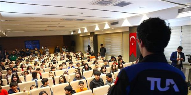 Trkiye'nin ilk astronotu Gezeravc, Diyarbakrl rencilerin sorularn yantlad