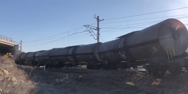 Kırıkkale'de yük treninin lokomotifi devrildi, 2 makinist yaralandı