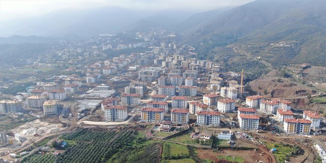 Deprem konutlarnn hak sahiplerine teslimi yarn balyor