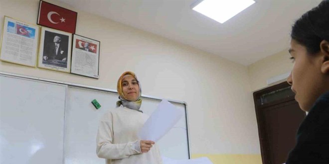 Zeynep öğretmen öğrencileriyle hayata tutundu