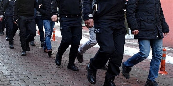 Kendilerini polis-savc olarak tantp dolandrclk yapan 10 kii tutukland