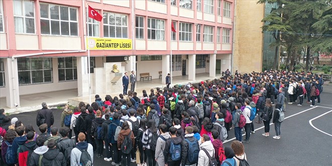 Depremde hayatını kaybedenler için okullarda saygı duruşu yapılacak