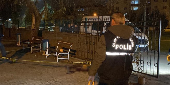 Okul bahçesinde bıçaklı saldırıya uğrayan veli öldü