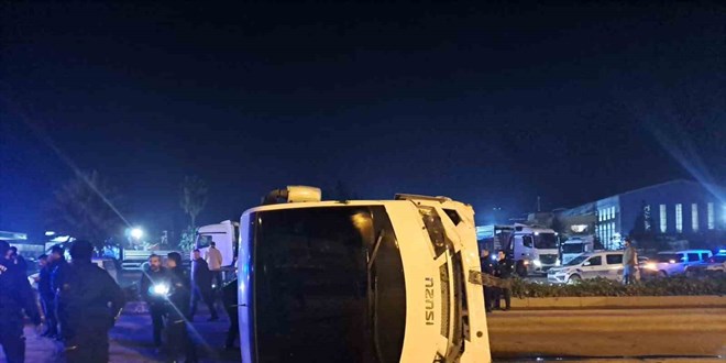 Göreve giden polisleri taşıyan midibüs devrildi, 25 polis hafif şekilde yaralandı