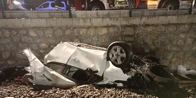 Köprüden düşen otomobildeki 1 genç öldü, 2 kişi ağır yaralandı