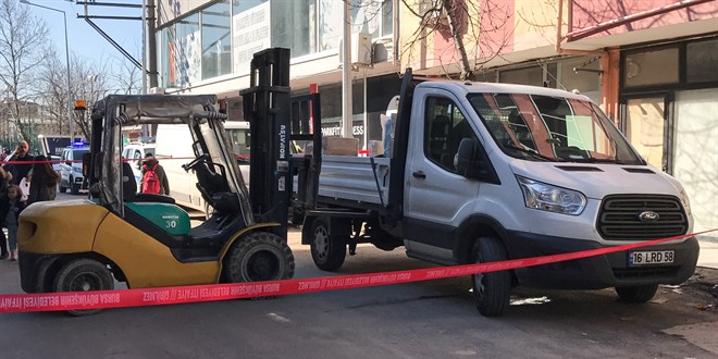 Bursa'da geri manevra yapan kamyonetin altında kalan yaşlı kadın öldü
