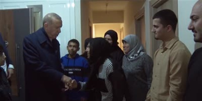 Erdoğan, Kahramanmaraş'ta depremzede aileyle bir araya geldi