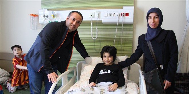 Tedavisi süren depremzede Aysima, öğretmenine kavuştu