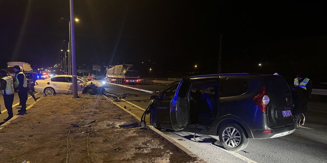 Kayseri'de iki otomobilin çarpıştığı kazada 3 kişi hayatını kaybetti