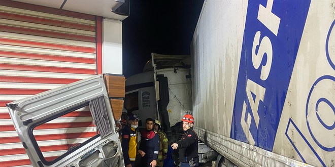Tırın minibüse çarptığı kazada ölü sayısı 3'e yükseldi