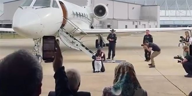 Bakan Kacr, Alper Gezeravc'nn ailesiyle bulutuu anlar paylat