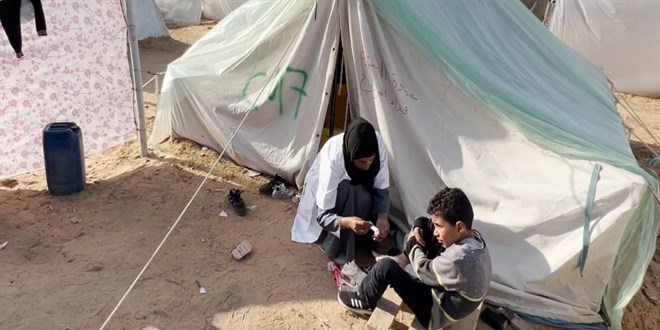 Gazze'de doktorlar 'canları pahasına' yaralılara müdahale etmeye çalışıyor
