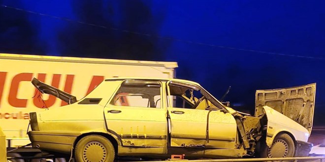 Samsun'da iki otomobil çarpıştı, 1 kişi öldü, 5 kişi yaralandı