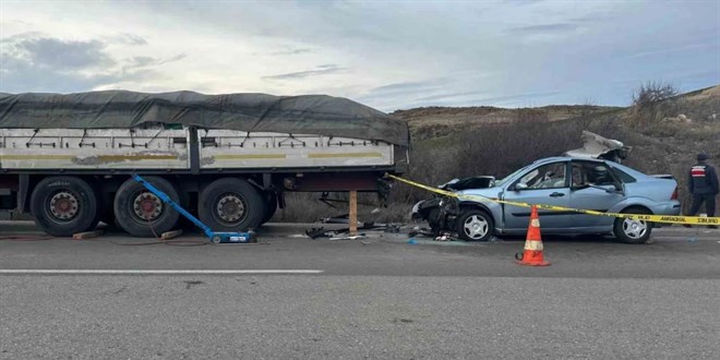 Ankara'da otomobil TIR'a çarptı: Aynı aileden 2 ölü, 4 yaralı