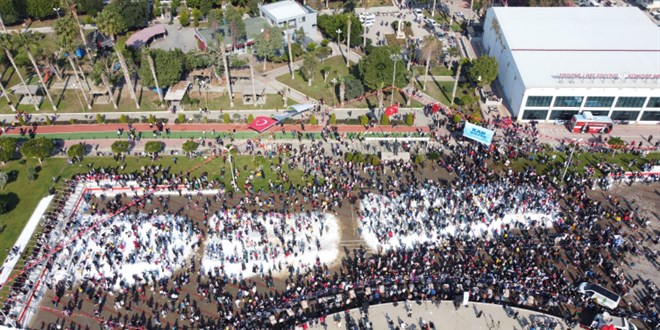 Mersin sahiline kamyonlarla kar getirildi