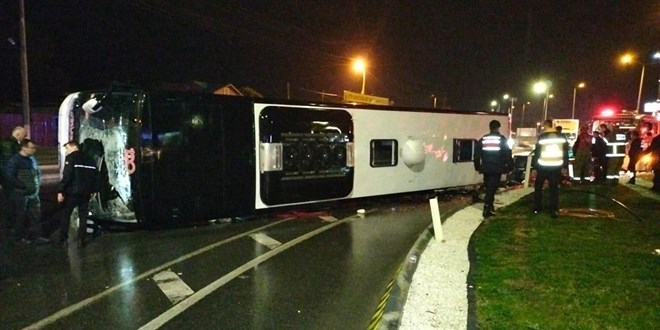 Balıkesir'de yolcu otobüsü devrildi: 1 ölü, 20 yaralı