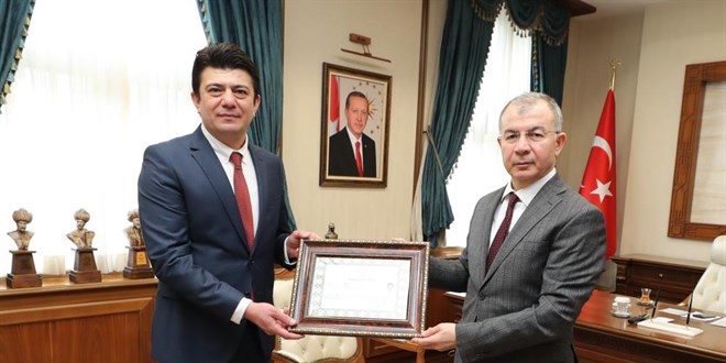 Kalbi duran öğrencisinin hayatını kurtaran Hüseyin Öğretmene başarı belgesi