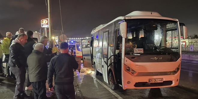 Bursa'da midibüs elektrik direğine çarptı: 10 yaralı