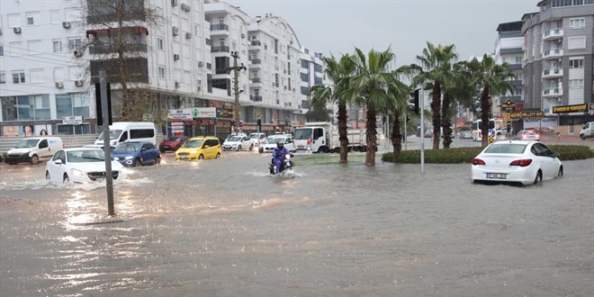Antalya'nın 5 ilçesinde okullar yarın tatil