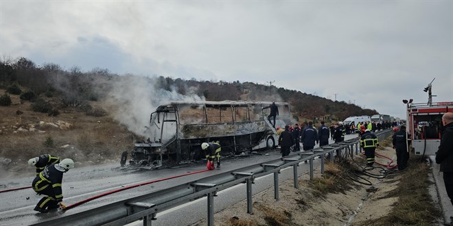 Çorum'da yolcu otobüsü kamyona çarptı, 2 kişi öldü, 5 kişi yaralandı