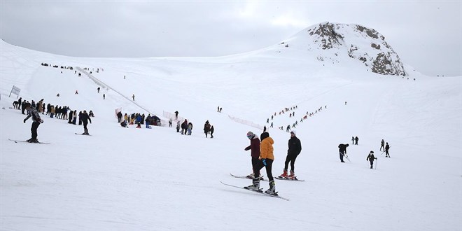 Kayak merkezlerinde en fazla kar kalnl Hakkari'de lld