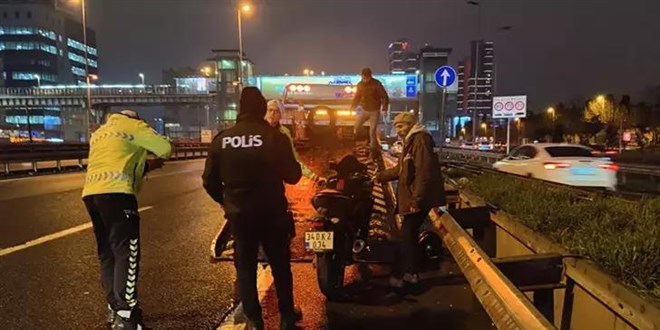 Bariyerlere çarparak sürüklenen motosikletin sürücüsü hayatını kaybetti
