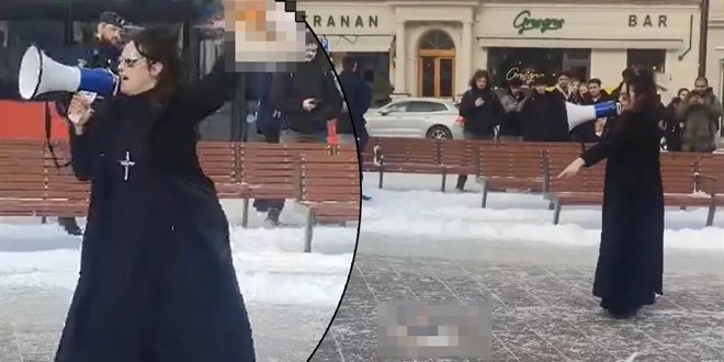 sve'te hal provokatr kadn, polis eliinde Kur'an- Kerim yakt