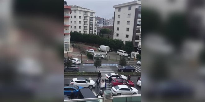 Yolu kapatp halay eken gelin ve damada srcler tepki gsterdi