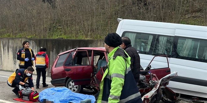 Otomobil ile minibüsün çarpıştığı kazada 2 kişi öldü, 2 kişi yaralandı