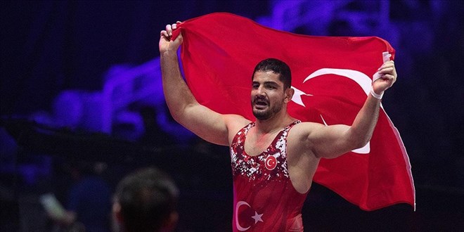 Milli güreşçi Taha Akgül, kariyerinin 11'inci Avrupa şampiyonluğuna ulaştı
