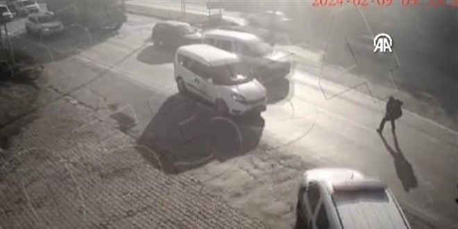 'Dur' ihtarına uymayan sürücü polisleri ezmeye çalıştı