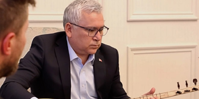 Vali bağlama çaldı, sosyal medyada ünlenen çoban söyledi