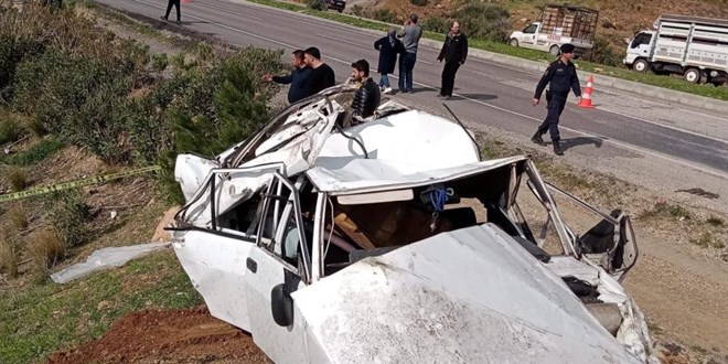Mersin'de otomobil şarampole yuvarlandı: 2 ölü