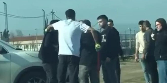Yol verme kavgasında önce kadınlar, sonra erkekler birbirine girdi
