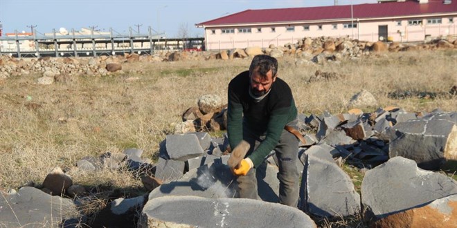 9 çocuk okutan baba, ekmeğini taştan çıkartıyor
