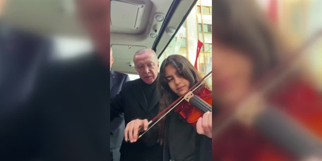 Erdoğan, Denizli'de keman çalan öğrenci ile sohbet etti